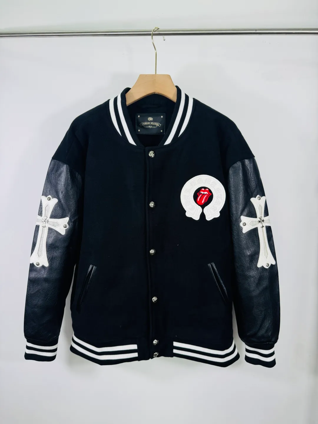 P520 top version 🐮 Real shot without P, ​​different from market products] Chrome Hearts 🍁Winter clothing is coming🍁 Sanskrit cross woolen leather sleeves spliced ​​baseball embroidered cotton jacket, heavy embroidery ➕ both sleeves and whole leather, counter synchronization, heavy industry! ! Customized version of thickened woolen fabric, silk lining, customized version of hardware, not the ordinary version on the market! ! Recommended color: wool with leather Code numbers: S, M, L, XL
